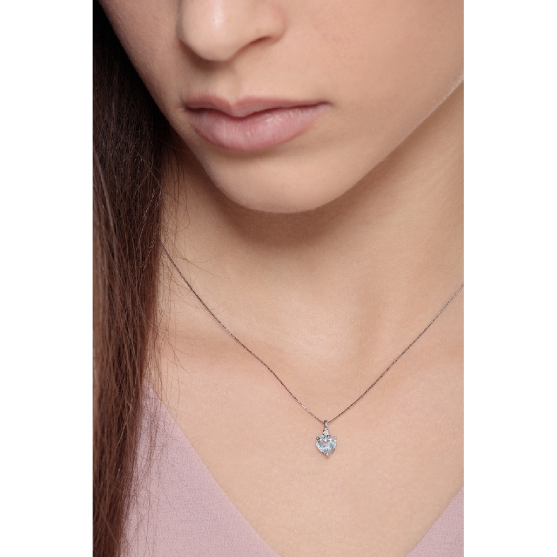 Collier en forme de cœur en aigue-marine or blanc 18k Collier en forme de cœur en aigue-marine or blanc 18k