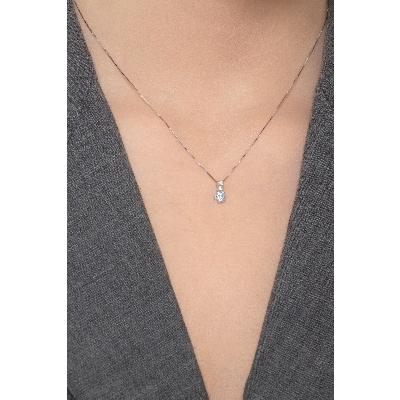 Collier en or blanc 18k avec pendentif aiguemarine et diamants
