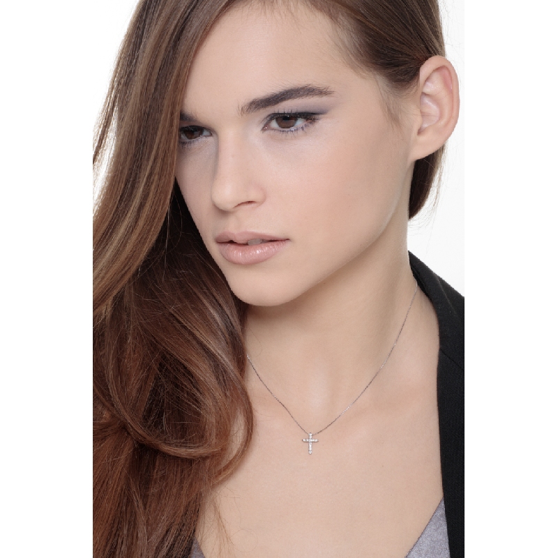 Collier croix en or blanc 18k serti de diamants