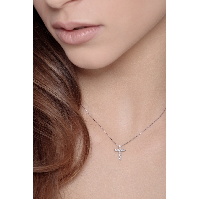 Collier croix en or blanc 18k serti de diamants
