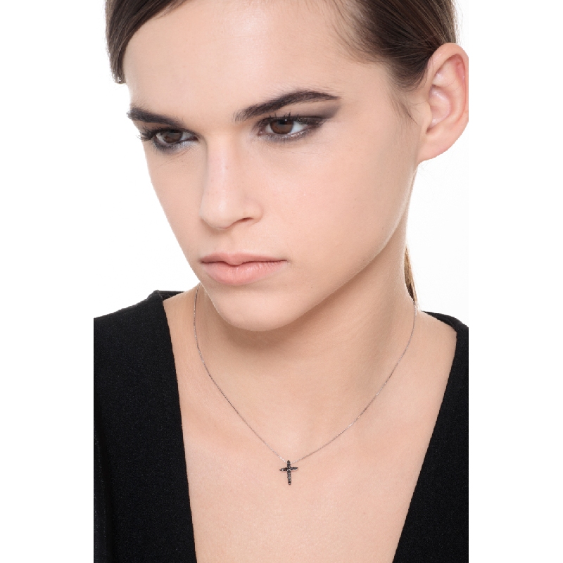 Collier croix en or blanc 18k avec diamants noirs Collier croix en or blanc 18k avec diamants noirs