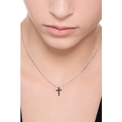 Collier croix en or blanc 18k avec diamants noirs