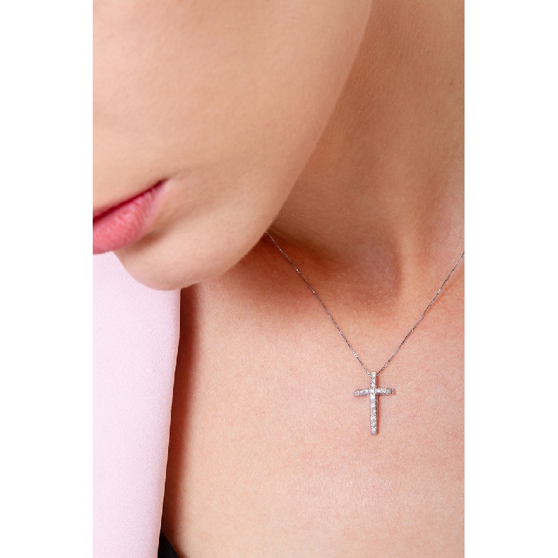 Collier croix bombée en or blanc 18k avec diamants  Collier croix bombée en or blanc 18k avec diamants