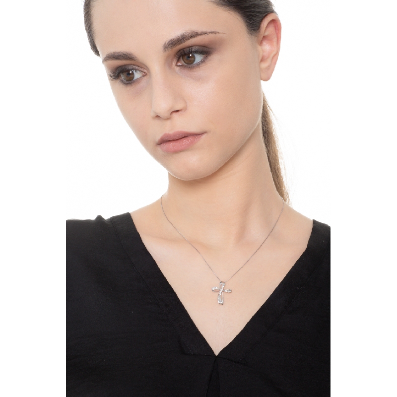 Collier avec croix bombée en or blanc 18 carats avec diamants Collier avec croix bombée en or blanc 18 carats avec diamants