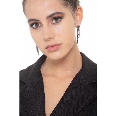 Boucles d'oreilles tennis en or blanc 18k avec diamants blancs et noirs