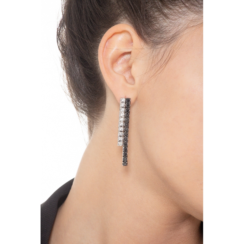 Boucles d'oreilles tennis en or blanc 18k avec diamants blancs et noirs Boucles d'oreilles tennis en or blanc 18k avec diamants blancs et noirs