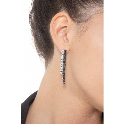 Boucles d'oreilles tennis en or blanc 18k avec diamants blancs et noirs