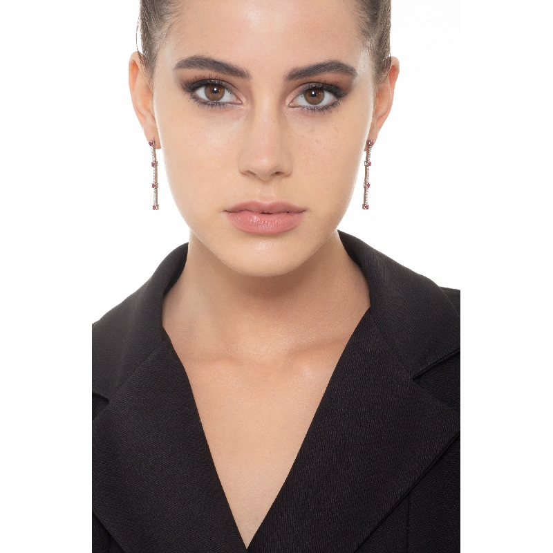 Boucles d'oreilles tennis en or blanc 18k avec des rubis et des diamants alternés Boucles d'oreilles tennis en or blanc 18k avec des rubis et des diamants alternés