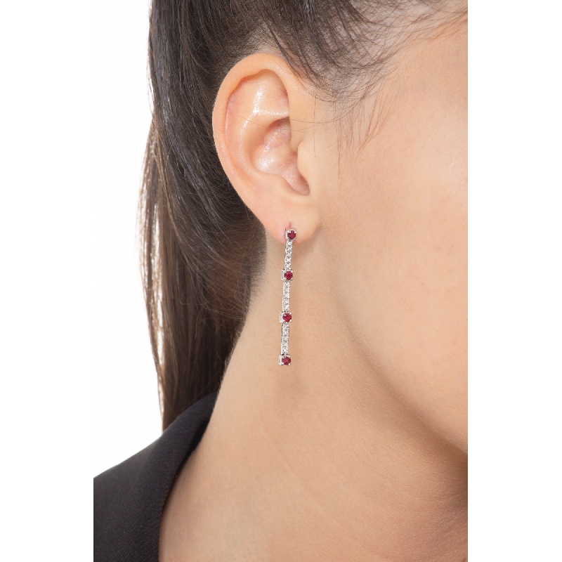 Boucles d'oreilles tennis en or blanc 18k avec des rubis et des diamants alternés Boucles d'oreilles tennis en or blanc 18k avec des rubis et des diamants alternés