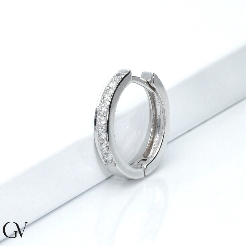 Mono boucle d'oreille à anneau en or blanc 18k avec diamants Mono boucle d'oreille à anneau en or blanc 18k avec diamants