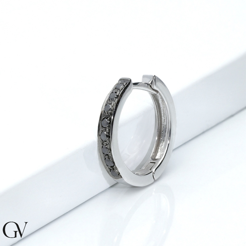 Créole mono diamants noirs en or blanc 18k