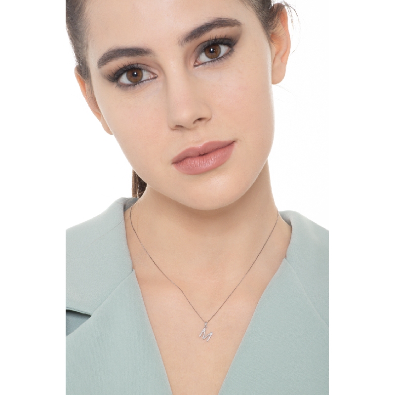Collier en or blanc 18k avec lettre M sertie de diamants