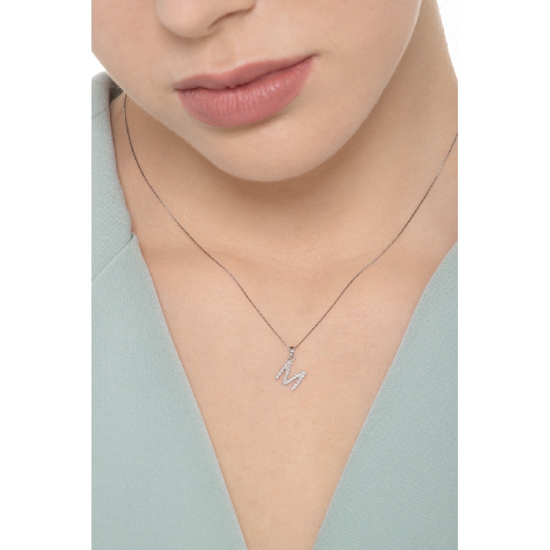Collier en or blanc 18k avec lettre M sertie de diamants