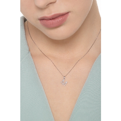 Collier en or blanc 18k avec lettre M sertie de diamants