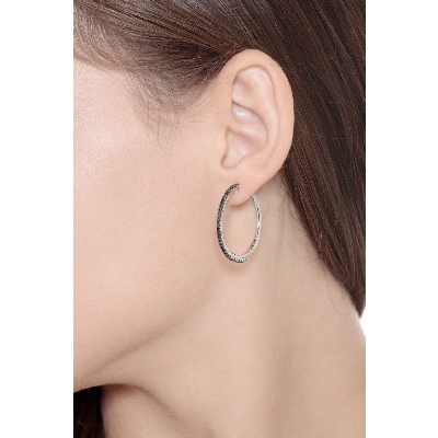 Boucles d'oreilles cercle en or blanc 18 carats avec diamants noirs