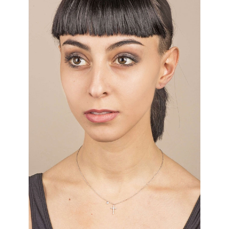 Collier en or blanc 18k avec croix en diamants