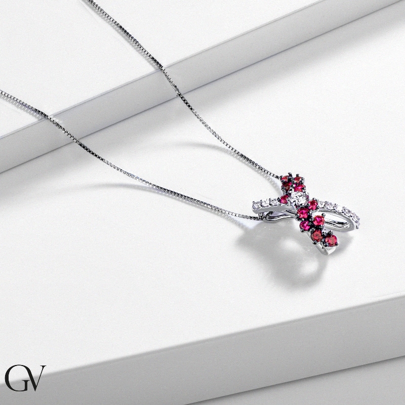 Collier en or blanc 18 carats croisé orné de rubis et diamants