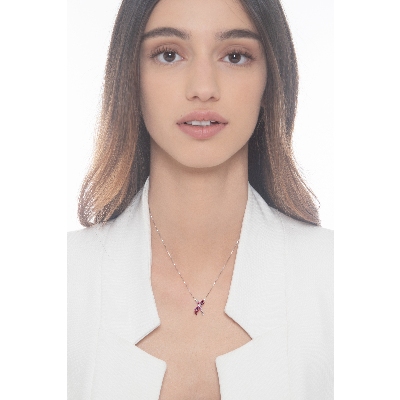 Collier en or blanc 18 carats croisé orné de rubis et diamants