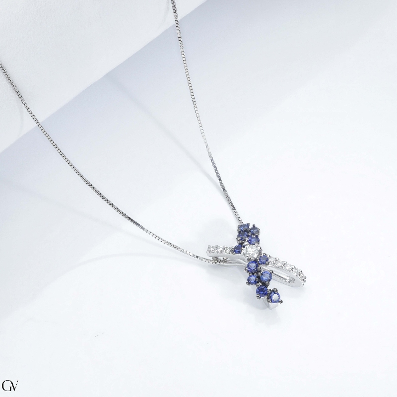 Collier croisé orné de saphirs bleus et diamants or blanc 18k