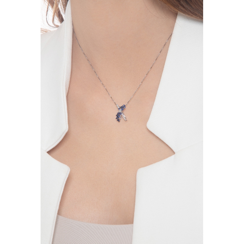 Collier croisé orné de saphirs bleus et diamants or blanc 18k