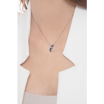 Collier croisé orné de saphirs bleus et diamants or blanc 18k