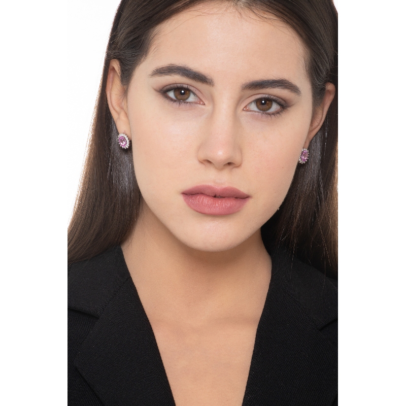 Boucles d'oreilles en or blanc 18 ct avec un saphir rose ovale et halo de diamants  Boucles d'oreilles en or blanc 18 ct avec un saphir rose ovale et halo de diamants
