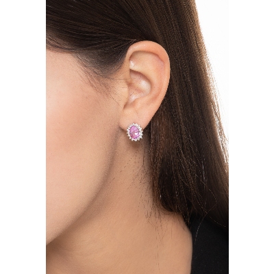 Boucles d'oreilles en or blanc 18 ct avec un saphir rose ovale et halo de diamants 