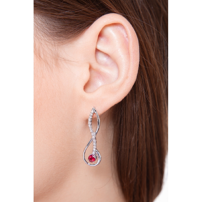 Boucles d’oreilles femme en or blanc 18k avec rubis et diamants Boucles d’oreilles femme en or blanc 18k avec rubis et diamants
