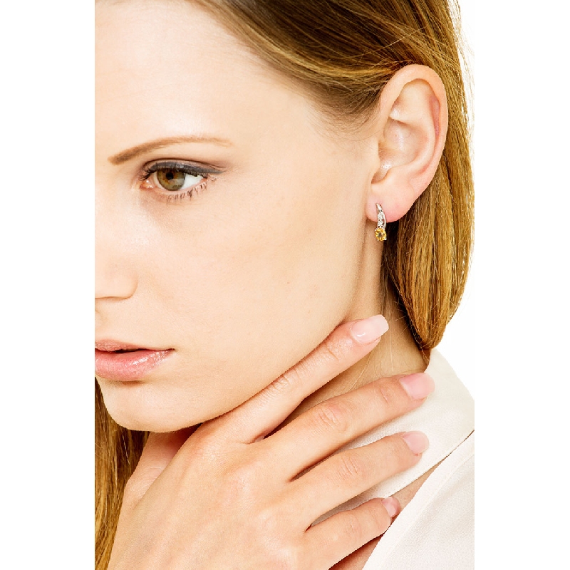 Boucles d oreilles en or blanc 18K avec citrines ovales et diamants Boucles d oreilles en or blanc 18K avec citrines ovales et diamants