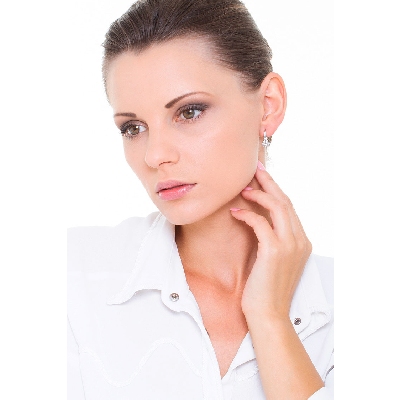 Boucles d oreilles en or blanc 18K motif fleur et diamants