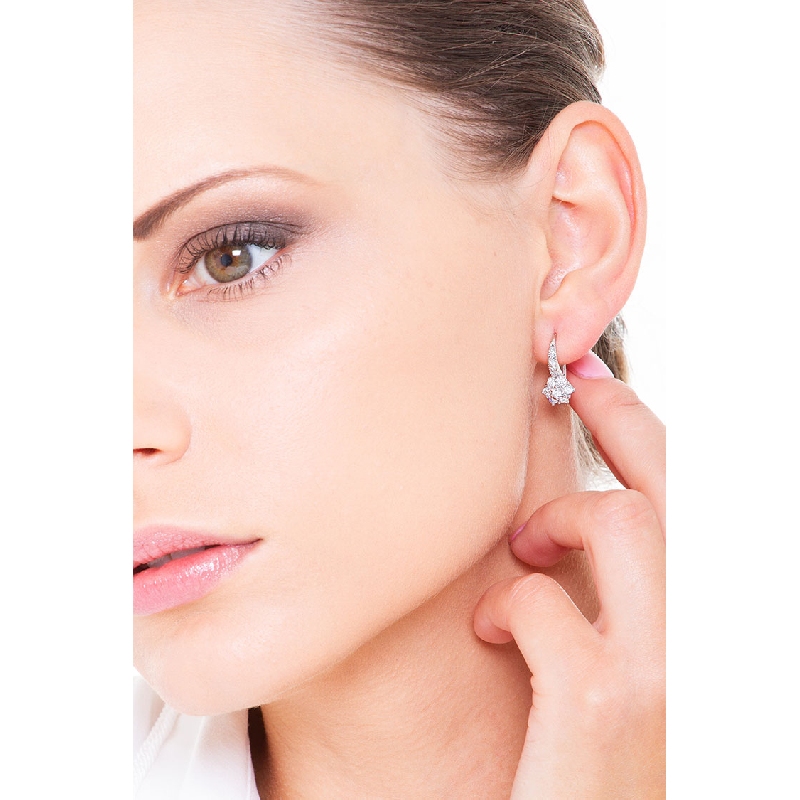 Boucles d oreilles en or blanc 18K motif fleur et diamants Boucles d oreilles en or blanc 18K motif fleur et diamants
