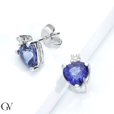 Boucles d’oreilles en or18K avec saphirs bleus en cœur et diamants