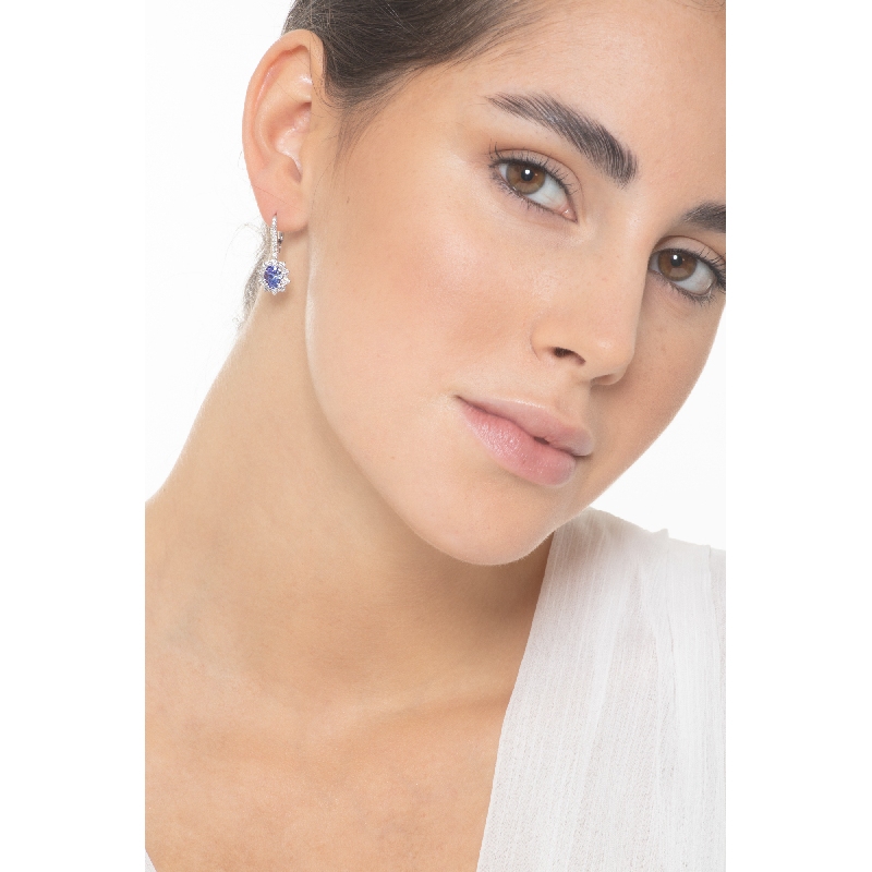 Boucles d'oreilles halo en or blanc 18k avec tanzanites Boucles d'oreilles halo en or blanc 18k avec tanzanites