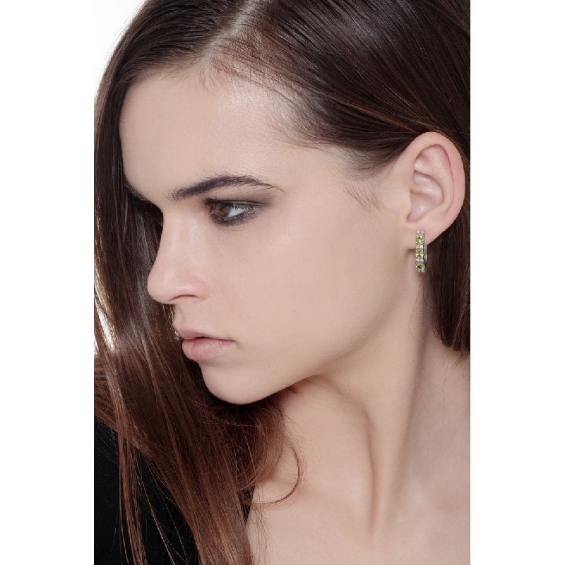 Boucles d’oreilles en or blanc 18k avec péridots et diamants Boucles d’oreilles en or blanc 18k avec péridots et diamants