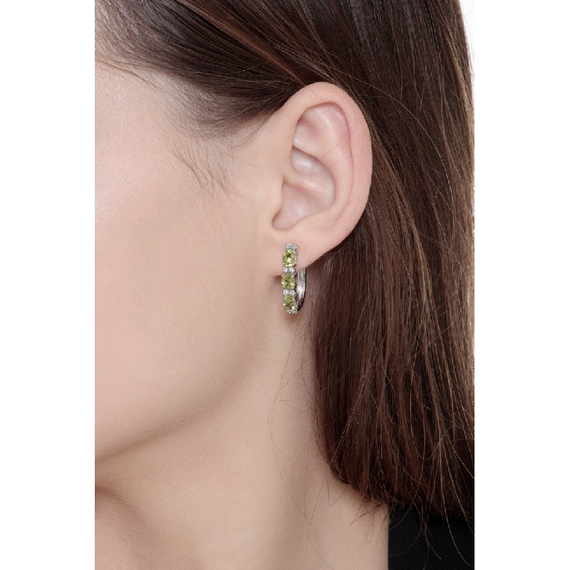 Boucles d’oreilles en or blanc 18k avec péridots et diamants Boucles d’oreilles en or blanc 18k avec péridots et diamants