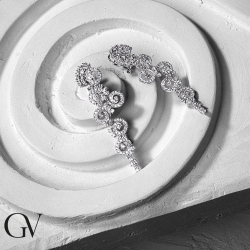 Boucles d’oreilles pendantes en or blanc 18k avec diamants 2