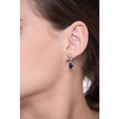 Boucles d'oreilles en or blanc 18k  serties de diamants et saphirs bleus