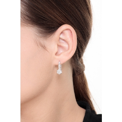 Boucles d’oreilles illusion en or blanc 18k avec diamants