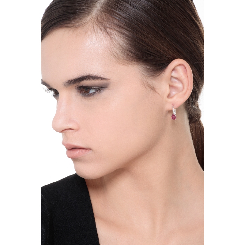Boucles d’oreilles en or blanc 18k avec rubis ovale et diamants Boucles d’oreilles en or blanc 18k avec rubis ovale et diamants