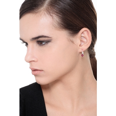 Boucles d’oreilles en or blanc 18k avec rubis ovale et diamants