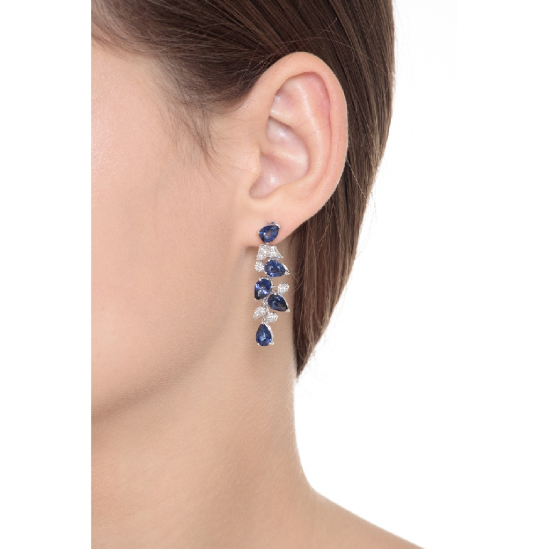 Boucles d'oreilles design fleur en or blanc 18k avec diamants et saphirs bleus Boucles d'oreilles design fleur en or blanc 18k avec diamants et saphirs bleus