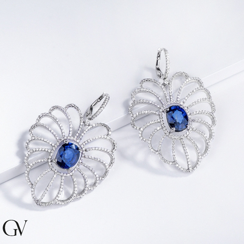 Boucles d’oreilles en or blanc 18k en diamants et saphir bleu central Boucles d’oreilles en or blanc 18k en diamants et saphir bleu central
