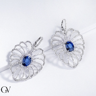 Boucles d’oreilles en or blanc 18k en diamants et saphir bleu central