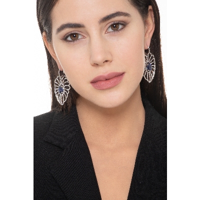 Boucles d’oreilles en or blanc 18k en diamants et saphir bleu central