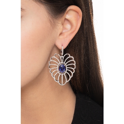 Boucles d’oreilles en or blanc 18k en diamants et saphir bleu central