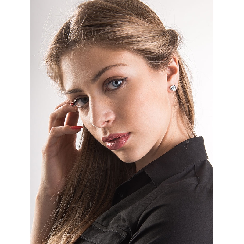 Boucles d'oreilles à cœur en or 18k avec un pavage de diamants  Boucles d'oreilles à cœur en or 18k avec un pavage de diamants