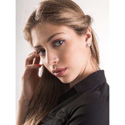 Boucles d'oreilles à cœur en or 18k avec un pavage de diamants 