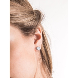 Boucles d'oreilles à cœur en or 18k avec un pavage de diamants  2