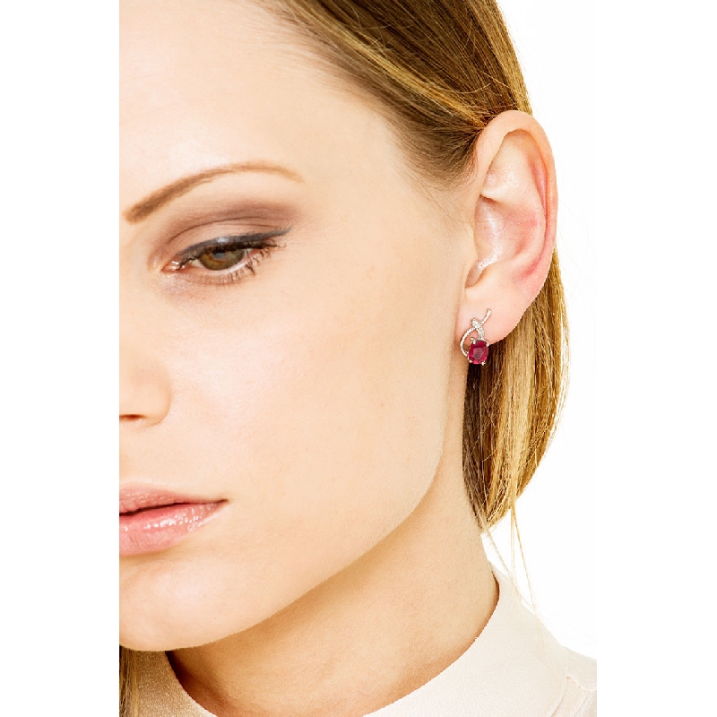 Boucles d’oreilles nœud en or blanc 18k avec rubis ovales et diamants