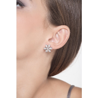 Boucles d’oreilles fleur en or blanc 18k avec diamants